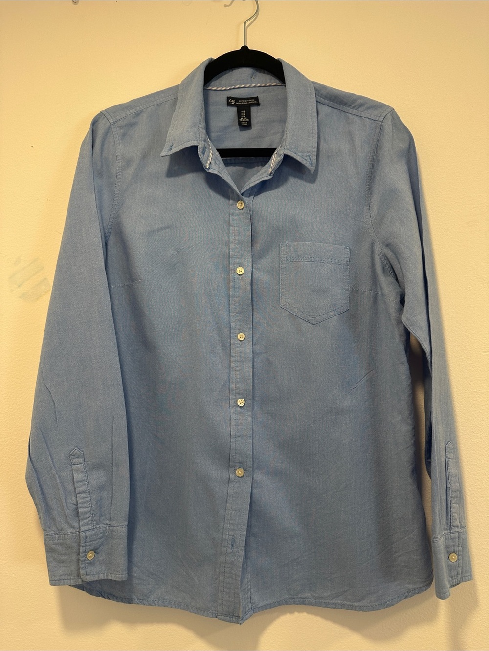 Gap Women’s Light Blue Boyfriend Oxford Button Down 001